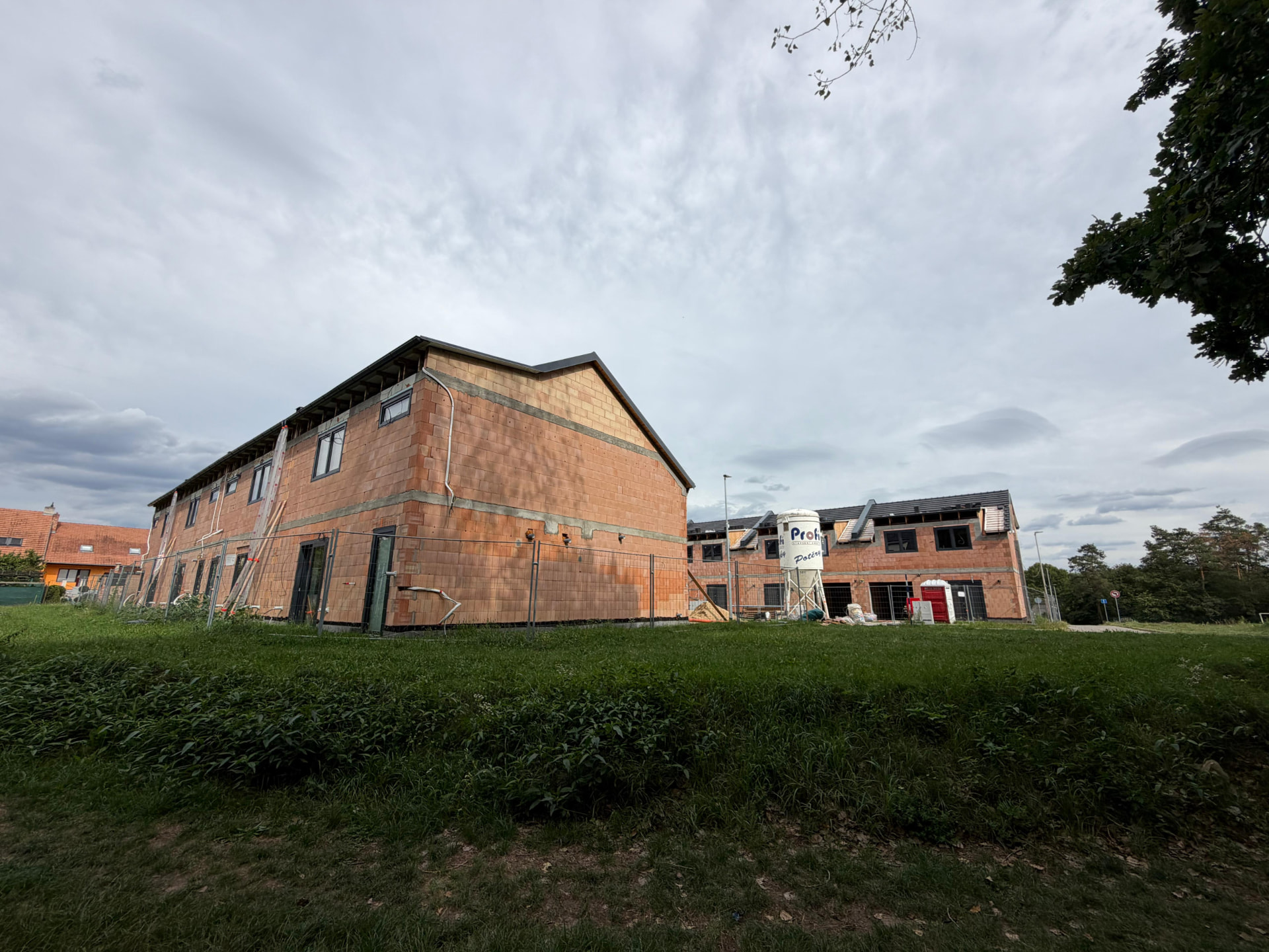 Realizace — hrubá stavba, pohled ze zahrady