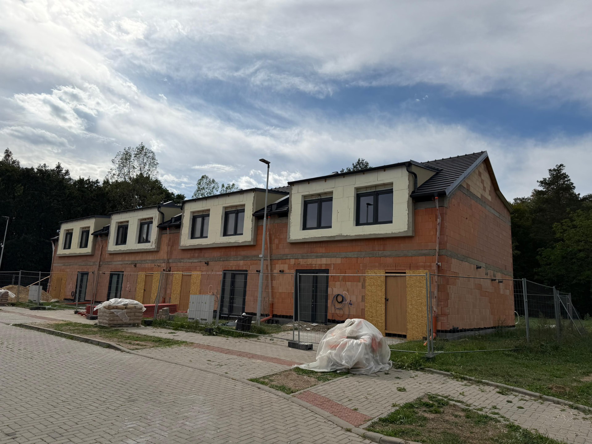Realizace — řada domů z ulice
